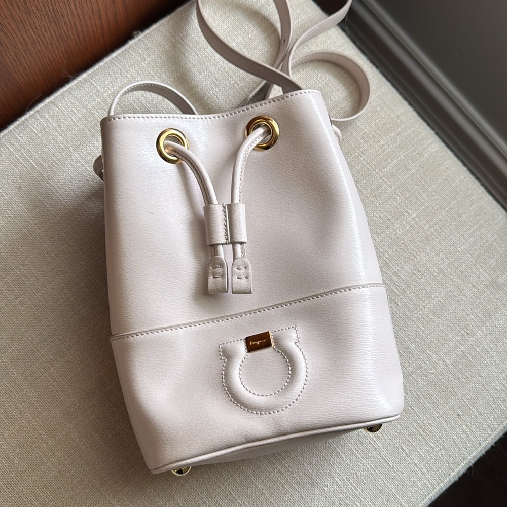 💯 Authentic Salvatore Ferragamo Leather Bucket Bag in Ivory
